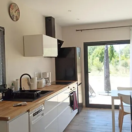 Calme Proche Village Guest house