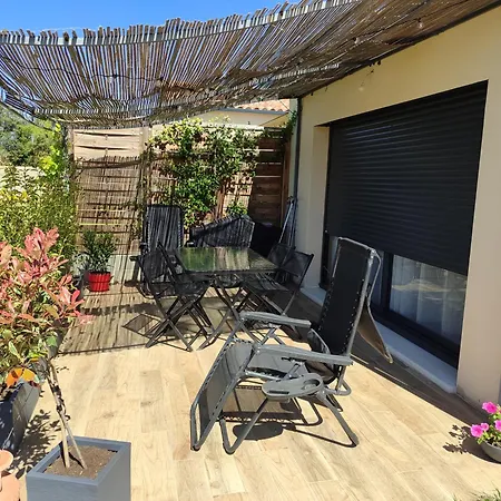 Calme Proche Village Guest house *